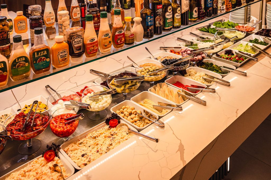 Buffet premium da churrascaria Mein Haus com saladas frescas e acompanhamentos para o espeto corrido em São José