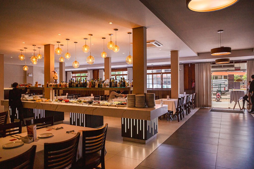 Salão da churrascaria Mein Haus com sistema de espeto corrido e buffet premium em São José